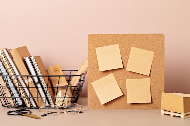 Foto organizador de mesa de maquete de placa de cortiça com material escolar e material de escritório