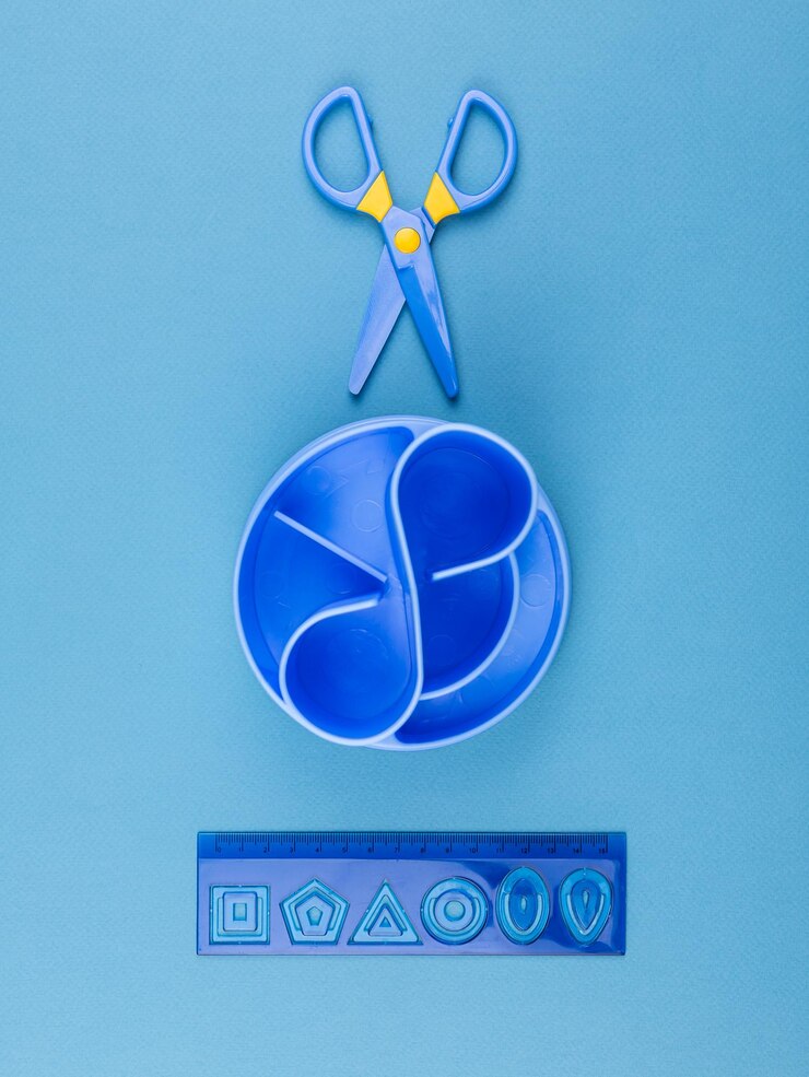 Foto organizador de escritorio azul con papelería escolar y material de oficina sobre fondo azul concepto de inicio de estudios de la oficina en casa de regreso a la escuela