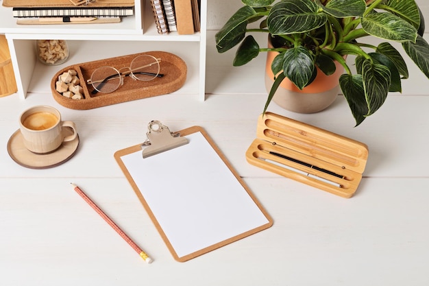 Organizador de escritorio con útiles escolares y de oficina Organización del espacio de trabajo