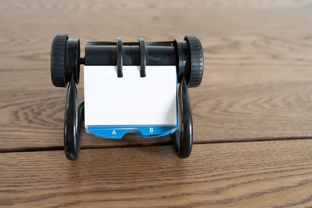 Organizador Rolodex en mesa de oficina con tarjetas de visita