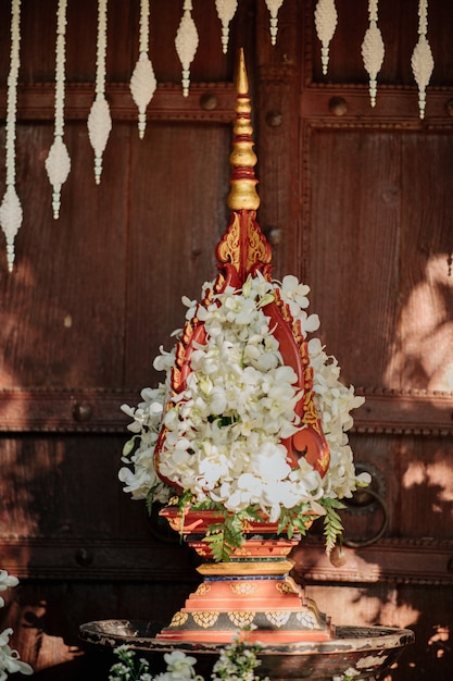 Organizando arcos de flores com orquídeas brancas