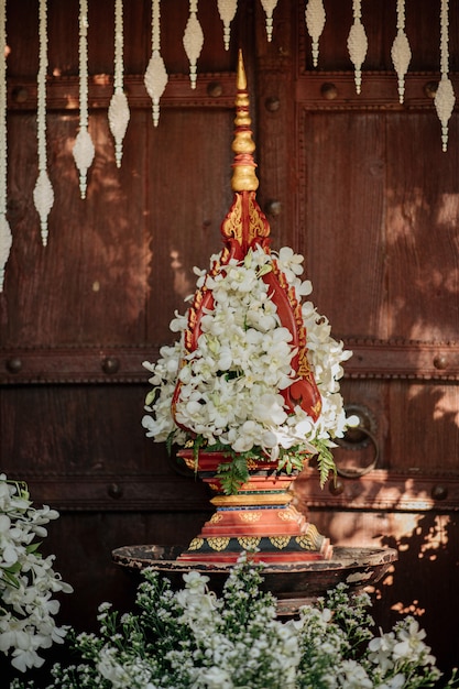 Organizando arcos de flores com orquídeas brancas