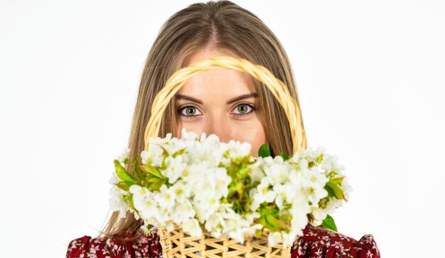 Organizar un bonito ramo de flores cortadas. Felicidad. Primeras flores de primavera. Hermosa flor. Día de la mujer y la madre. Tienda de flores. Fragancia natural. Niña lleva flores en la canasta. Tienda de flores. Carrera de florista.