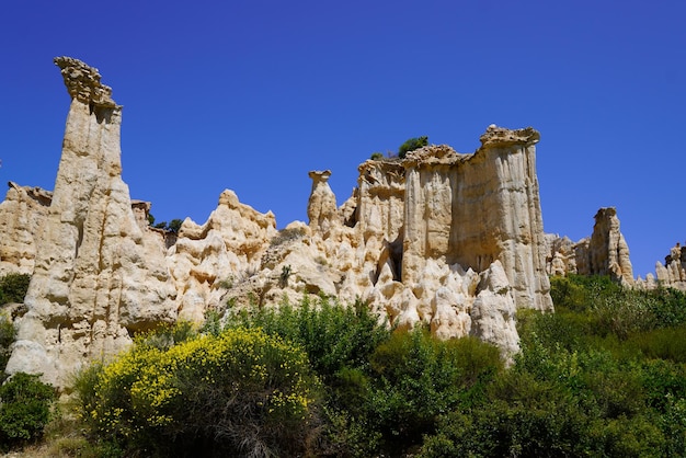 Orgues Ille sur Tet Kalkstein Schornsteine im blauen Sommerhimmel im Standort Languedoc Roussillon in Frankreich