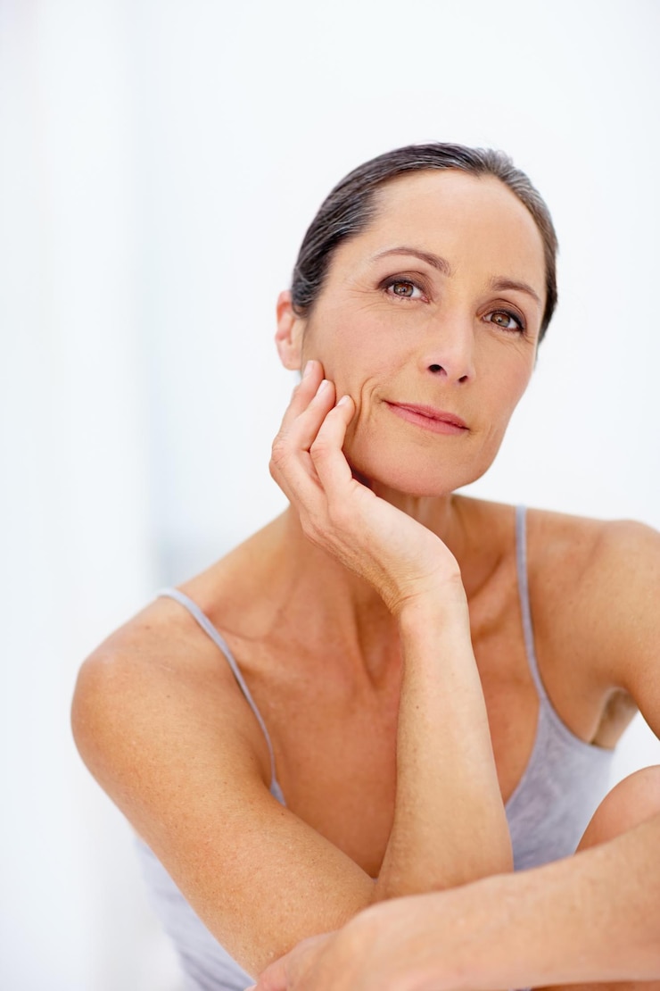 Foto orgulho cuidado da pele e mulher com retrato em estúdio com cosméticos botox tratamento facial e dermatologia orgulho mulher madura e beleza para bem-estar brilho natural e anti-envelhecimento em fundo branco