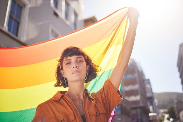 Orgulho de retrato e mulher na cidade com bandeira para a comunidade lgbtq aliada ou lésbica com apoio e igualdade no amor desfile do arco-íris ao ar livre e inclusão de conscientização lgbt e celebração com sexualidade