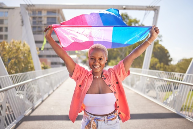 Orgulho de retrato e mulher negra com bandeira na ponte da cidade comunidade lgbtq e identidade lésbica e igualdade no amor Arco-íris ao ar livre e inclusão de conscientização lgbt e celebração com sexualidade