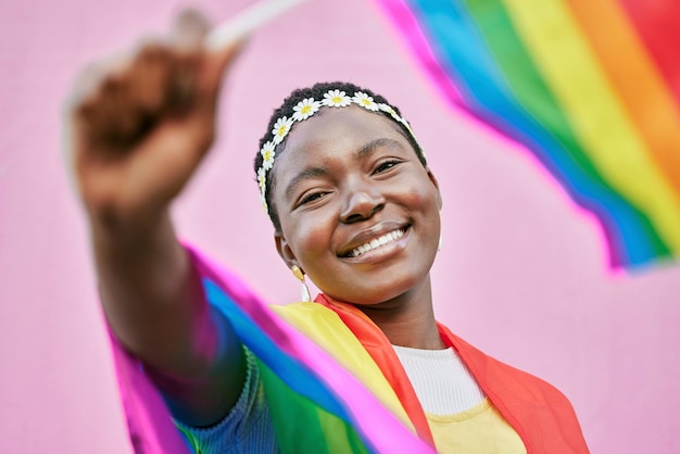 Orgulho LGBT e retrato de mulher negra com bandeira de arco-íris para individualidade de amor próprio e apoio à comunidade LGBTQ Igualdade de direitos humanos e rosto de bissexual gay ou lésbica africana
