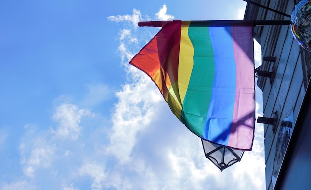 Orgullo arco iris lgbt bandera gay ondeando en el fondo del cielo