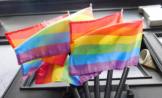 Orgullo arco iris lgbt bandera gay ondeando en el fondo de la pared