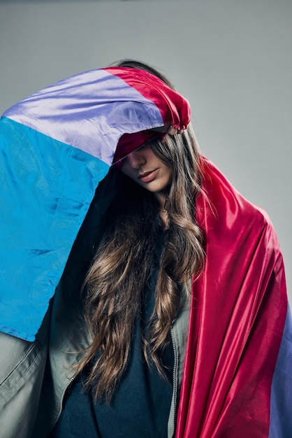 Orgullo de la bandera bisexual y mujer lgbtq y libertad para amar la inclusión y la igualdad protestan por los derechos humanos Política gay trans y lesbiana e identidad con la comunidad aislada en el fondo del estudio