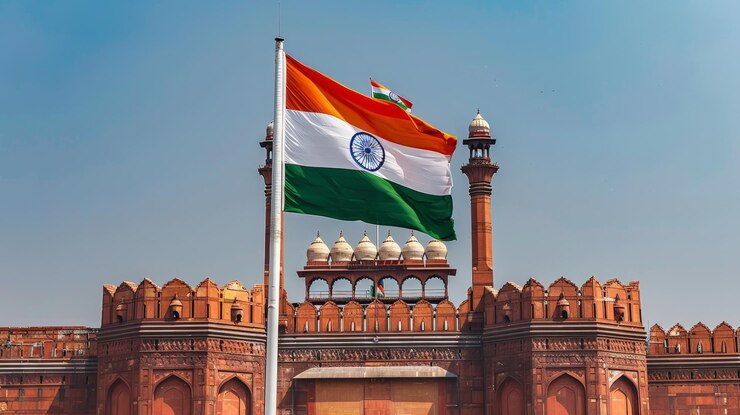 Orgullo de la India La bandera de la India ondeando en el Fuerte Rojo con el espacio de copia que simboliza la celebración del Día de la Independencia