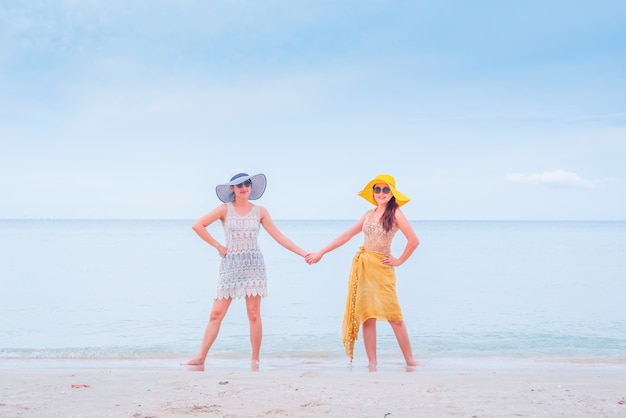 Orgullo y LGBTQ + en la playa de verano. Pareja bisexual y homosexual.