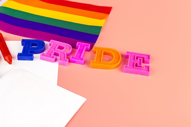 Foto orgullo de texto, con bandera arcoiris lgbt