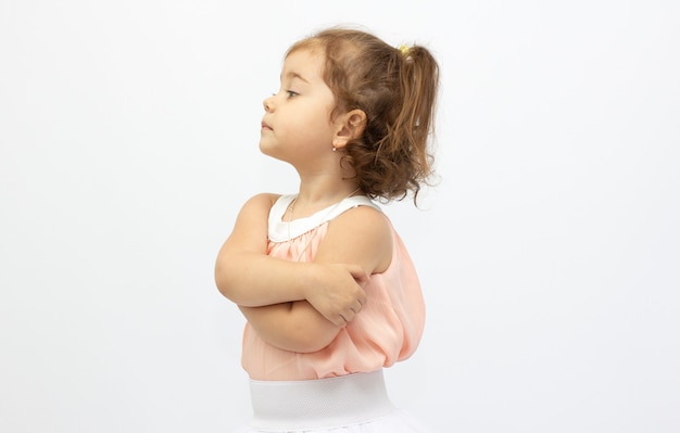 Orgullosa niña con los brazos cruzados