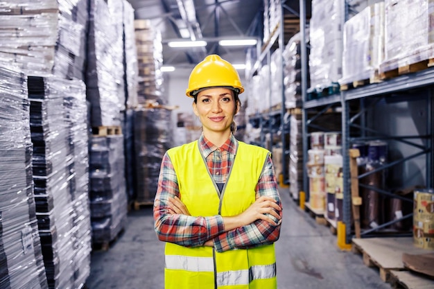 Orgullosa trabajadora de almacén lista para el trabajo masculino