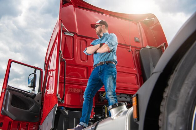 Foto orgulloso camionero y su nuevo camión semirremolque