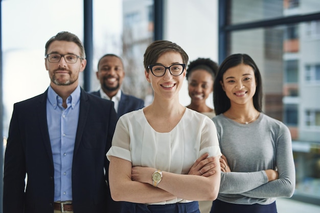 Un orgulloso y diverso equipo de abogados confiados en una oficina o en un bufete de abogados Retrato de un feliz y sonriente grupo de defensores o empleados legales en unidad, trabajo en equipo y colaboración