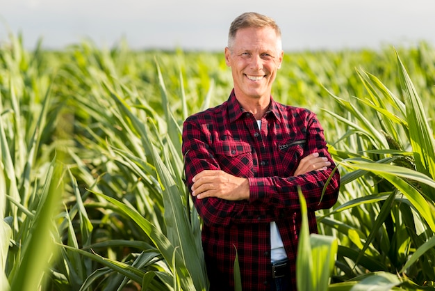 Foto orgulloso ingeniero agrónomo con las manos cruzadas