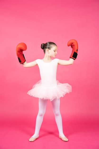 Orgulloso niño bailarín clásico con guantes de boxeo