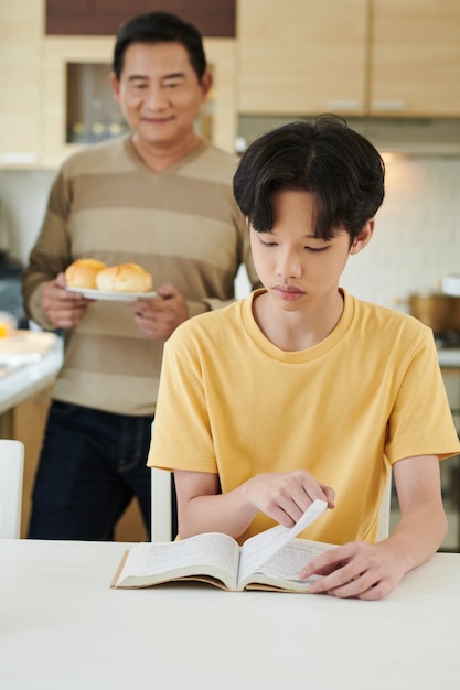 Orgulloso, padre, mirar, lectura, hijo