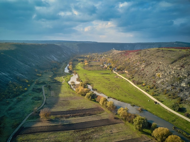 Orheiul Vechi Hügel und Flusslandschaft in Moldawien. Tal des Flusses Raut in den Dörfern Butuceni und Trebujeni aus Moldawien. Berühmter touristischer Ort. Kirche oben auf dem Hügel