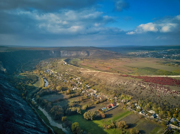 Orheiul Vechi Hügel und Flusslandschaft in Moldawien Tal des Flusses Raut in den Dörfern Butuceni und Trebujeni aus Moldawien Berühmter touristischer Ort Kirche oben auf dem Hügel