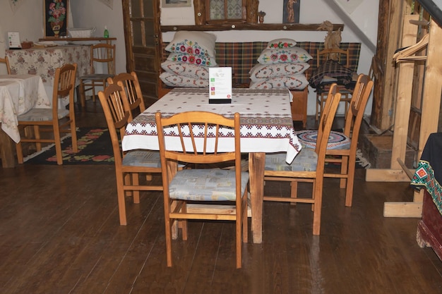 Orheiul vechi Moldawien 14. Juni 2021 Ein traditionelles Restaurant mit einem Tisch und Stühlen im Inneren mit der Speisekarte auf dem Tisch