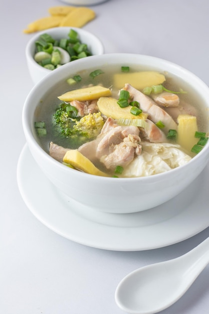 orientalische Chifa-Suppe und Brühe in verschiedenen Winkeln