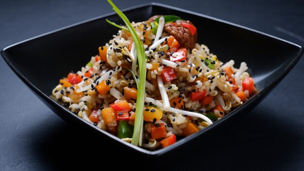 Orientalische Küche. vegetarisches Essen. vegane ausgewogene Ernährung. Gemüse Weizensprossen Pilzsalat Mahlzeit