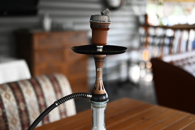 orientalische Shisha zum Rauchen im Restaurant auf der Sommerterrasse