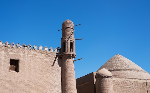 Orientalisches gebäude in der altstadt von chiwa in usbekistan bei sonnenaufgang