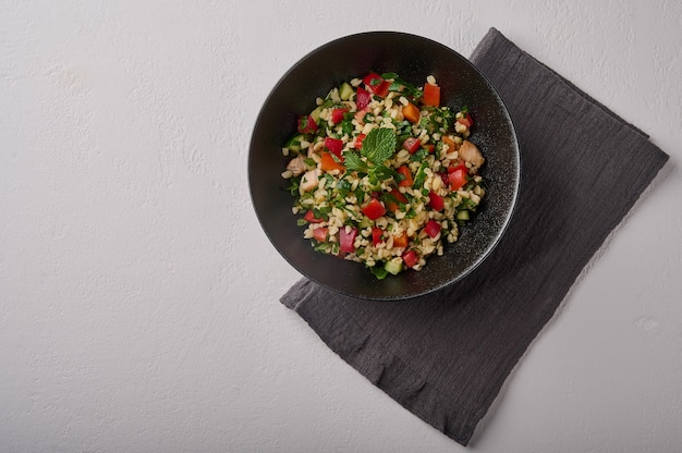 Orientalisches traditionelles Salat-Tabouleh aus Bulgur oder Couscous Geflügelfleisch Petersilie Minze in