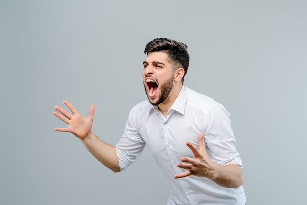 Oriente Médio homem gritando isolado sobre o fundo cinza