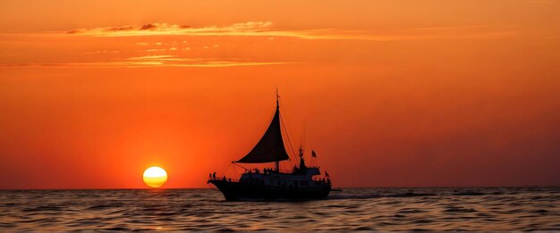 Oriente Médio Pôr-do-sol em silhueta de barco de mar nuvens laranjas dramáticas