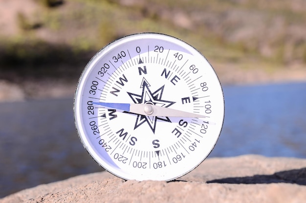 Orientierungskonzept - analoger Kompass verlassen auf den Felsen
