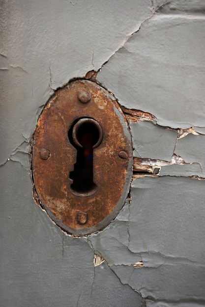 Foto orifício da fechadura da porta com metal enferrujado