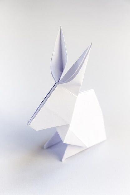 Origami de conejo de papel aislado en un fondo blanco