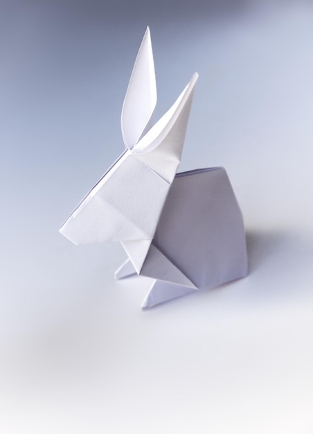 Origami de conejo de papel aislado en un fondo blanco