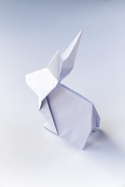 Origami de conejo de papel aislado en un fondo blanco