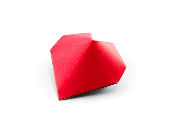 Origami de corazón de papel rojo aislado en un fondo blanco