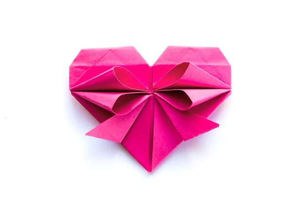 Origami de corazón de papel rosa aislado sobre un fondo blanco