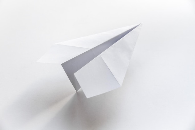 Origami de avião de papel isolado em um fundo branco