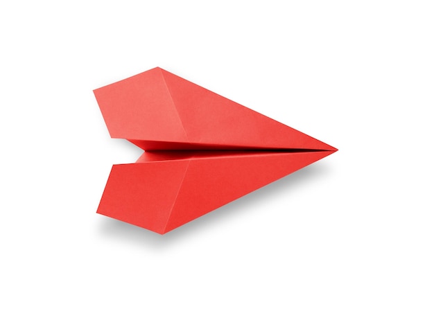 Origami de avião de papel vermelho isolado em um fundo branco