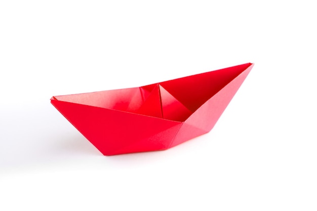 Origami de barco de papel vermelho isolado em um fundo branco