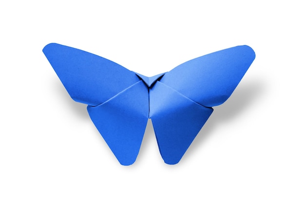 Origami de borboleta de papel azul isolado em um fundo branco