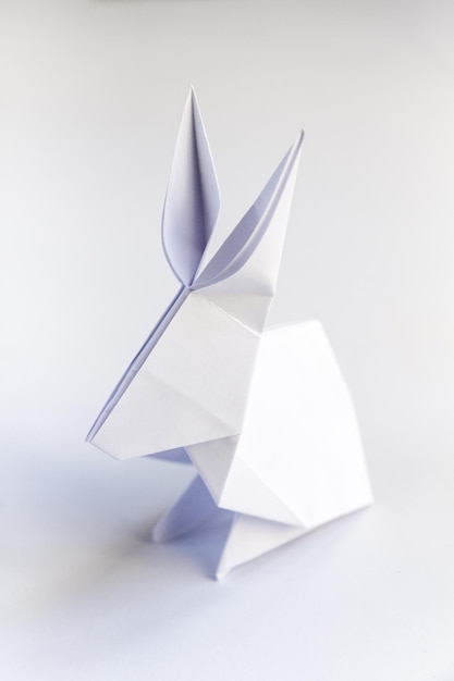 Origami de coelho de papel isolado em um fundo branco