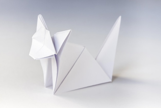 Origami de gato de papel isolado em um fundo branco
