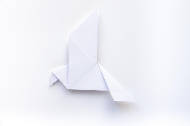 Origami de pomba de papel isolado em um fundo branco