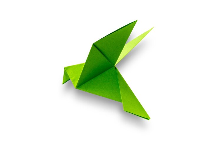Foto origami de pomba de papel verde isolado em um fundo branco
